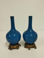 CHINE - Paire de vases en grès bleu sur monture...