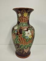 Vase balustre en porcelaine polychrome à décor de panier fleuri...
