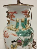 Un vase en porcelaine polychrome à décor de musiciens -...