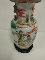 Un vase en porcelaine polychrome à décor de musiciens -...