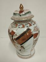 JAPON - Pot couvert en porcelaine polychrome à décor de...