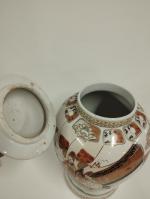 JAPON - Pot couvert en porcelaine polychrome à décor de...