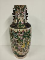 NANKIN : Vase balustre à décor de scènes de bataille...