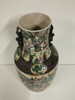 NANKIN : Vase balustre à décor de scènes de bataille...