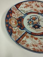 IMARI : Grand plat en porcelaine à décor de paysages...