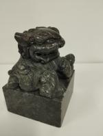 CHINE - Sujet en pierre dure grise représentant un chien...