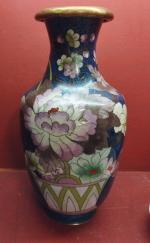 Vase balustre en émaux cloisonnés chinois à décor floral sur...