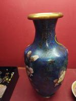 Vase balustre en émaux cloisonnés chinois à décor floral sur...