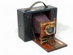 1 appareil photo KODAK 1895 en bois vernis, gainé noir...