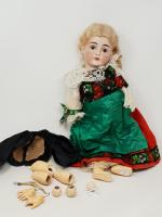 Une poupée à tête de porcelaine marqué "Germany 129, II"...