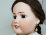 LIMOGES France, une poupée à tête de porcelaine, yeux de...