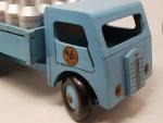 BABYJOU (vers 1954) camion laitier en bois laqué bleu, garni...