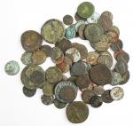 Un ensemble de plus de soixante monnaies Romaines dont plusieurs...