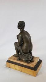 Aphrodite à la tortue, sculpture en bronze patiné sur socle...