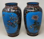 Paire de vases en bronze cloisonné et émaillé à décor...