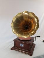 Un phonographe à manivelle, pavillon en laiton - époque XXème...