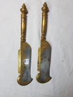 Deux couteaux de service en fer damasquinés - Style moyen-oriental...