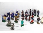 Lot de 24 figurines anciennes dont : 19 aluminium restaurés,...
