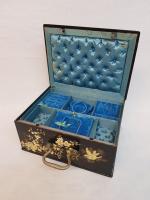Boîte à bijoux formée d'une ancienne caisse en métal peint...