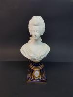 Buste de Marie-Antoinette en biscuit sur un socle en porcelaine...