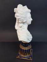 Buste de Marie-Antoinette en biscuit sur un socle en porcelaine...