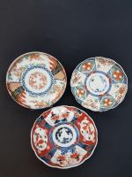 Trois petites assiettes en porcelaine à décor imari - Japon...