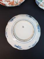 Trois petites assiettes en porcelaine à décor imari - Japon...
