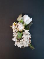Bouquet en tôle et porcelaine portant une étiquette cachetée mentionnant...