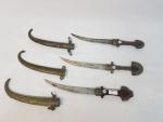 Trois poignards koumia décoratifs en bois, laiton et métal argenté...