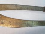 Deux sabres d'exécution décoratifs, poignées en bois habillées de rotin...