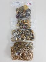 Lot de divers bijoux fantaisie composé de bagues - clips...