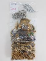 Lot de divers bijoux fantaisie composé de broches - bracelets...