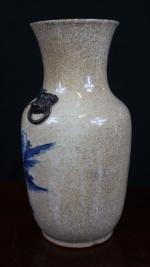 Vase en porcelaine à décor de guerriers en camaïeu bleu...