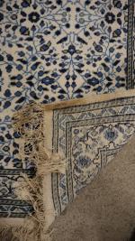 Tapis tunisien en laine à décor floral bleu sur fond...