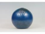 MADOURA XXème - Un vase boule en céramique bleue -...