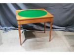 Une table à jeu en placage de bois clair et...