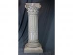 Une colonne néocorinthienne en bois peint et sculpté - fût...