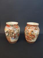 Paire de vases en céramique à décor de personnages -...