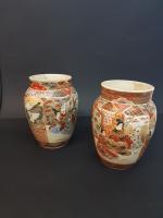 Paire de vases en céramique à décor de personnages -...