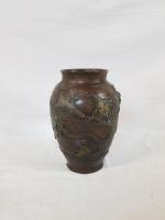Vase en bronze patiné brun et doré à décor de...