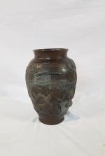 Vase en bronze patiné brun et doré à décor de...