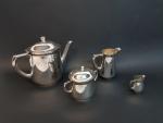 Service à thé en métal argenté composé d'une théière, un...