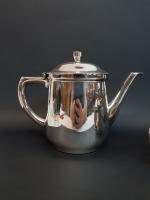 Service à thé en métal argenté composé d'une théière, un...
