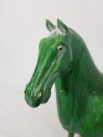 Cheval en poterie vernissée verte dans le goût TANG -...