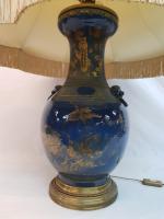 Lampe formée d'un grand vase en porcelaine bleue à décor...