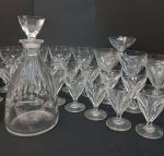SAINT-LOUIS - Service de verres à pied en cristal taillé...