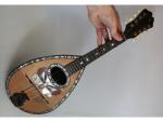 Une mandoline en placage de palissandre, bois de rose et...