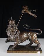 Lion de Juda - Bronze à patine sombre portant une...