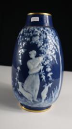Marcel HAUTFRIASSE à Limoges - Paire de vases en porcelaine...