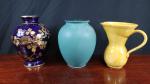 Lot comprenant :
- SAINTE-RADEGONDE - un vase en porcelaine bleu...